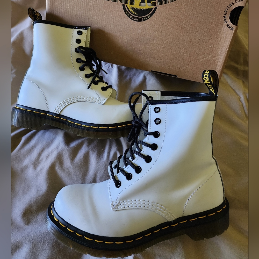 1460 W Smooth Dr. Marten size 6